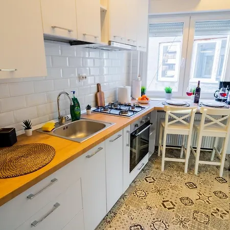 Apartment One Bedroom Flat In Bucharest's Historic District *